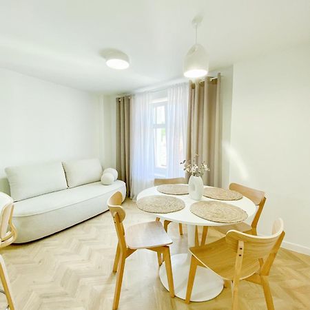 Apartament Bialy เยเลเนียกูรา ภายนอก รูปภาพ