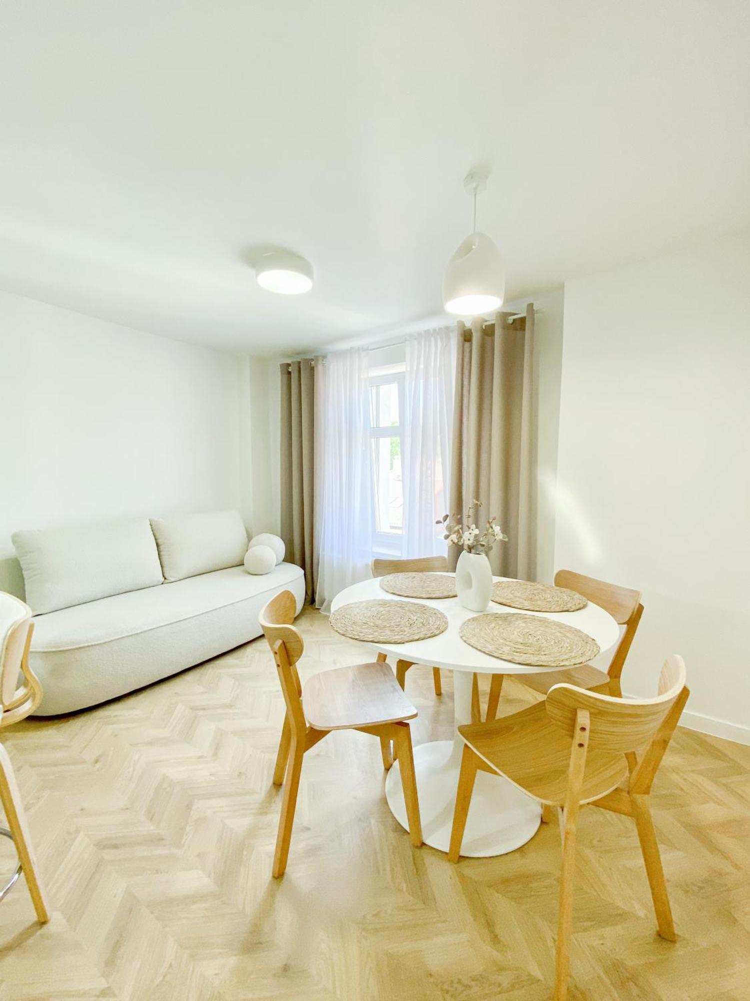 Apartament Bialy เยเลเนียกูรา ภายนอก รูปภาพ